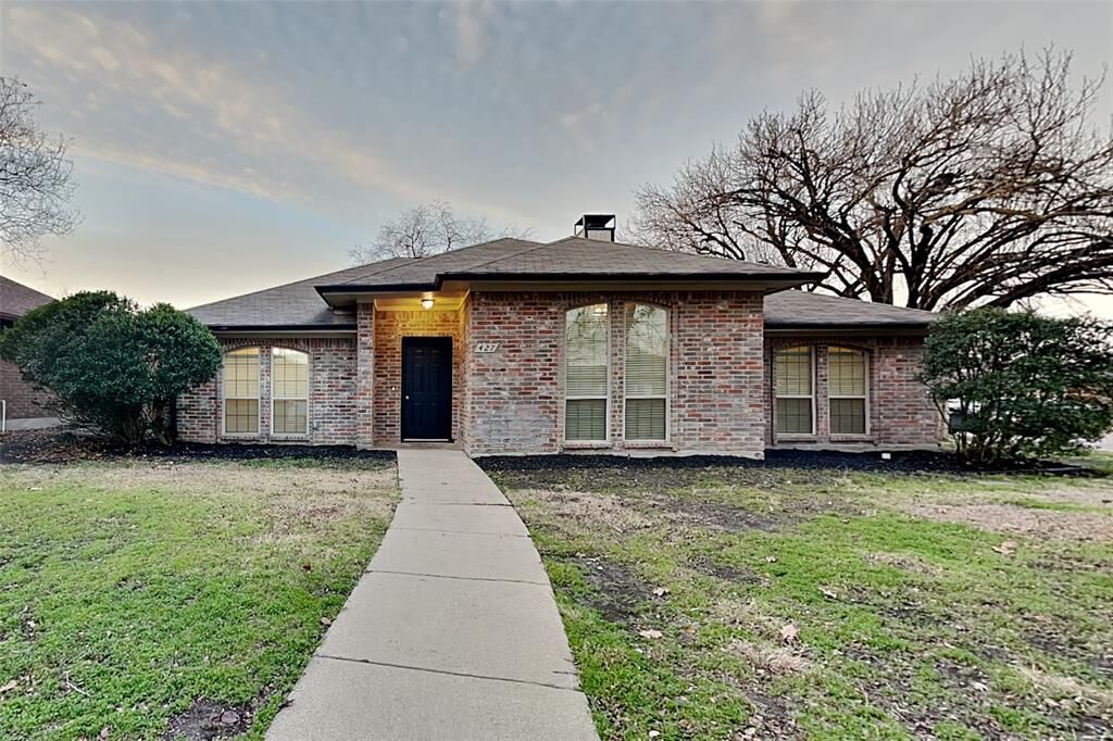 Property Photo:  427 W Oak Street  TX 75098 