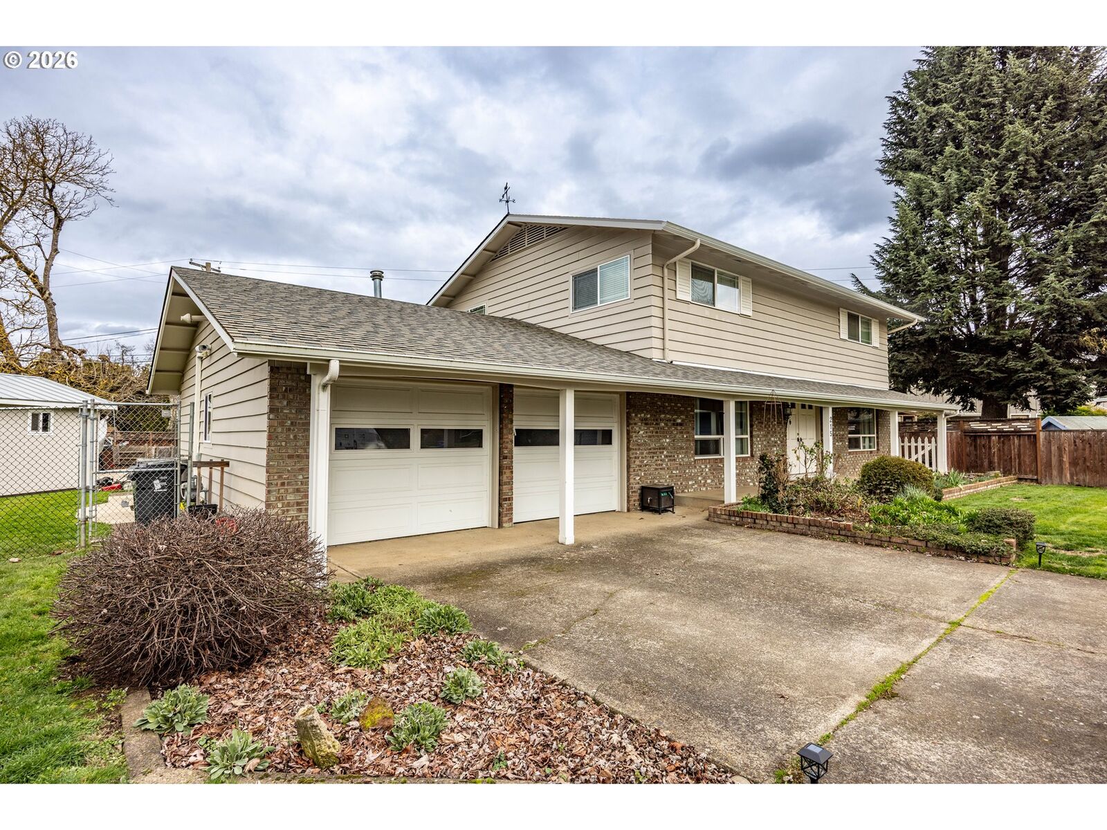 Property Photo: 215 Jonquil Ave OR 97404