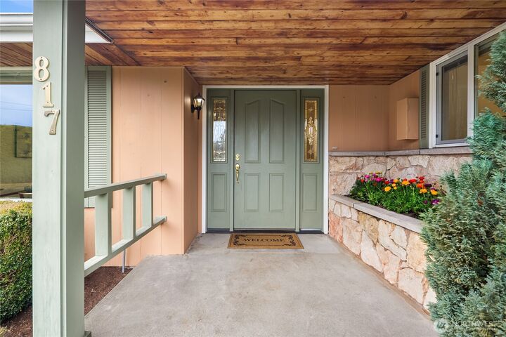 Property Photo: 817 Puget Way WA 98020