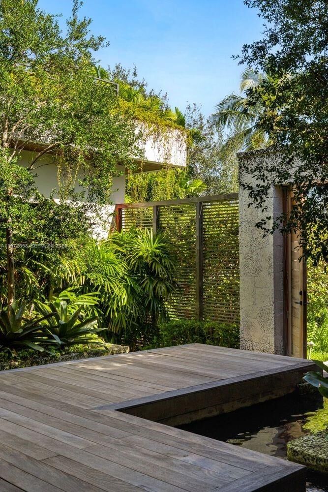 Property Photo: 6850 Sunrise Ct FL 33133