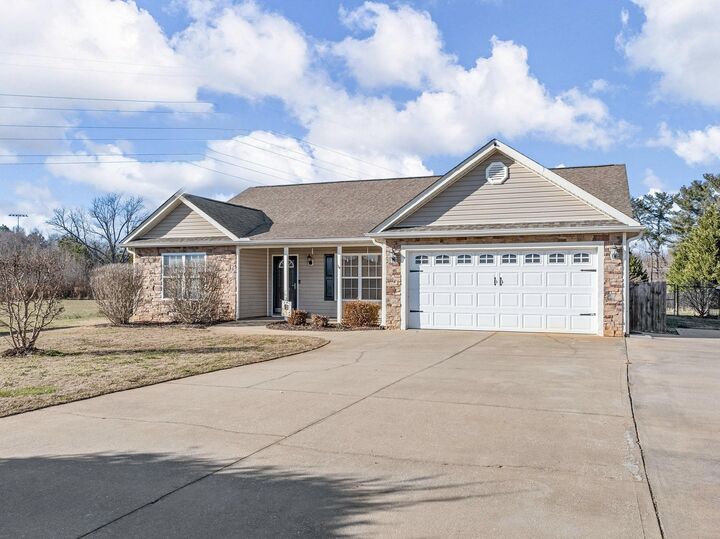 Property Photo:  224 Homer Johnson Ct Court  SC 29349 