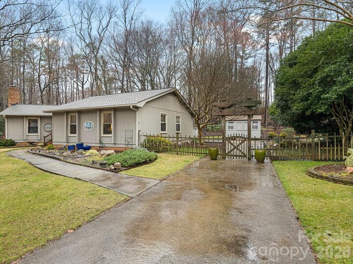 Property Photo: 7801 Meadowview Lane NC 28270