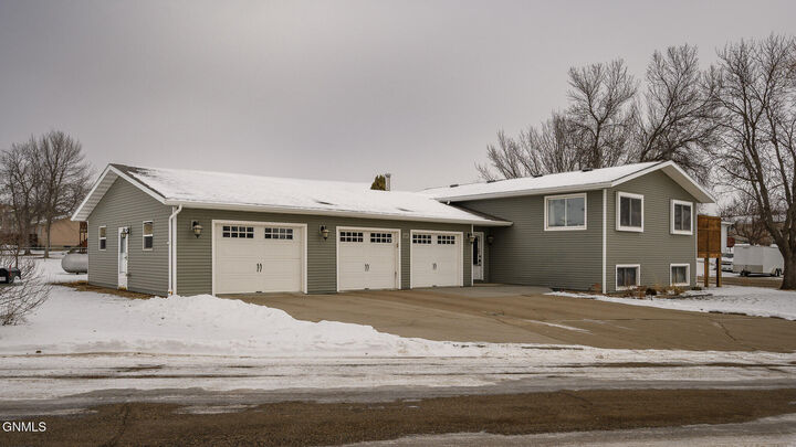 Property Photo: 100 11th Street NW ND 58523
