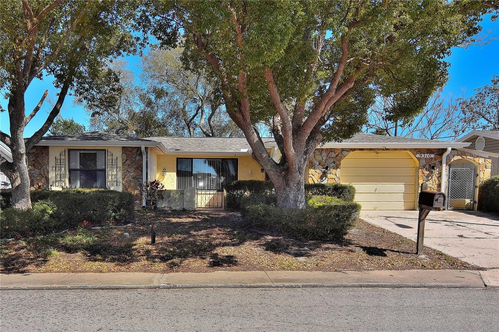 Property Photo:  9310 Mark Twain Lane  FL 34668 