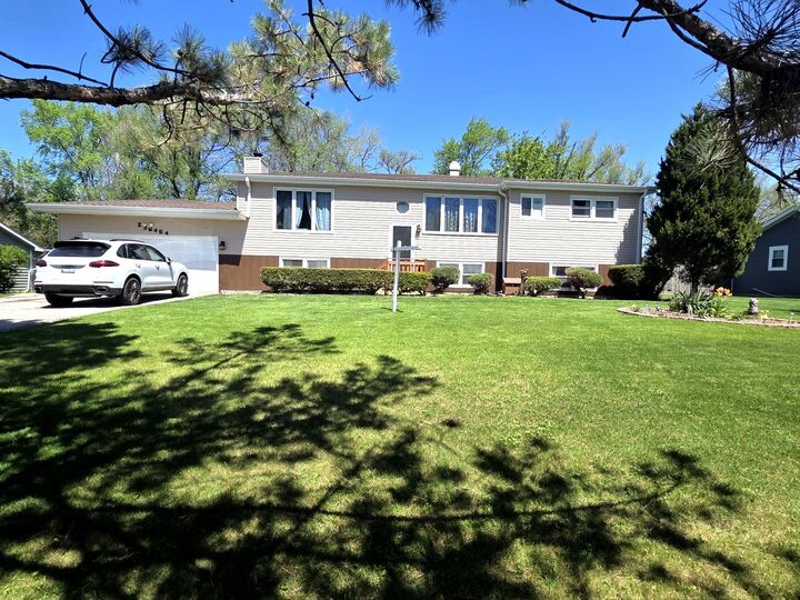 Property Photo:  23W464 Olive Court  IL 60188 