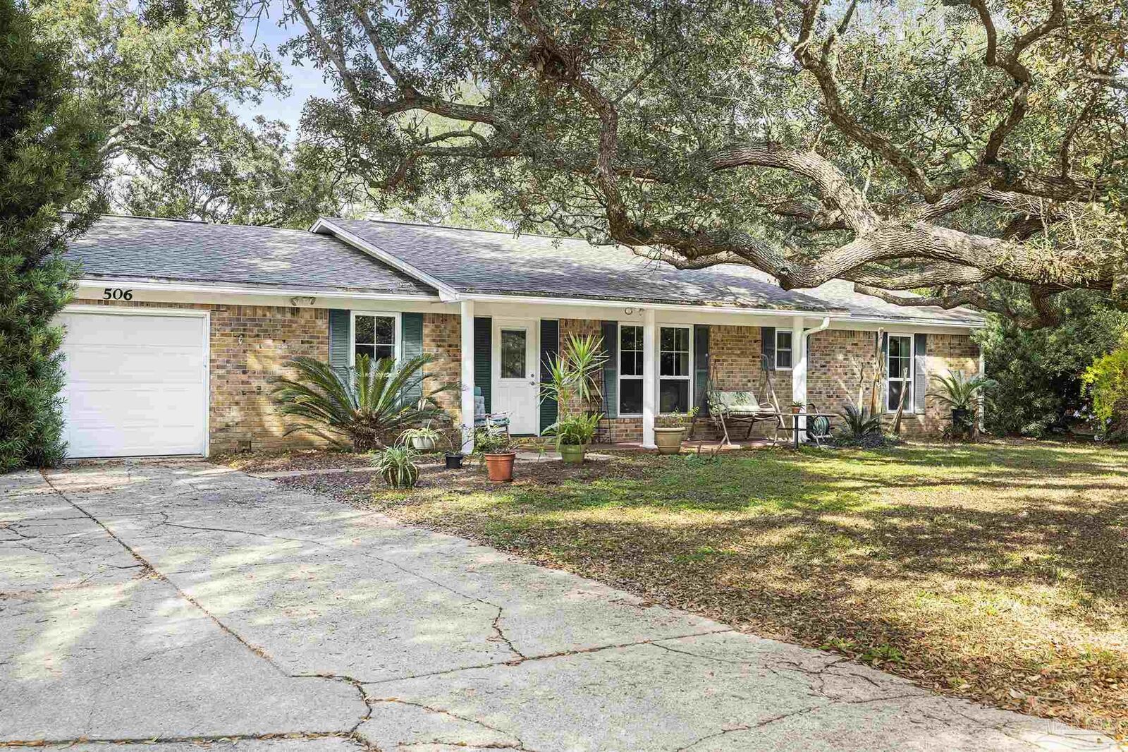 Property Photo:  506 Fairpoint Dr  FL 32561 