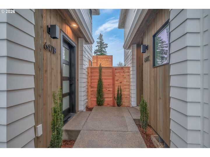 Property Photo: 6471 SE Ramona St C OR 97206