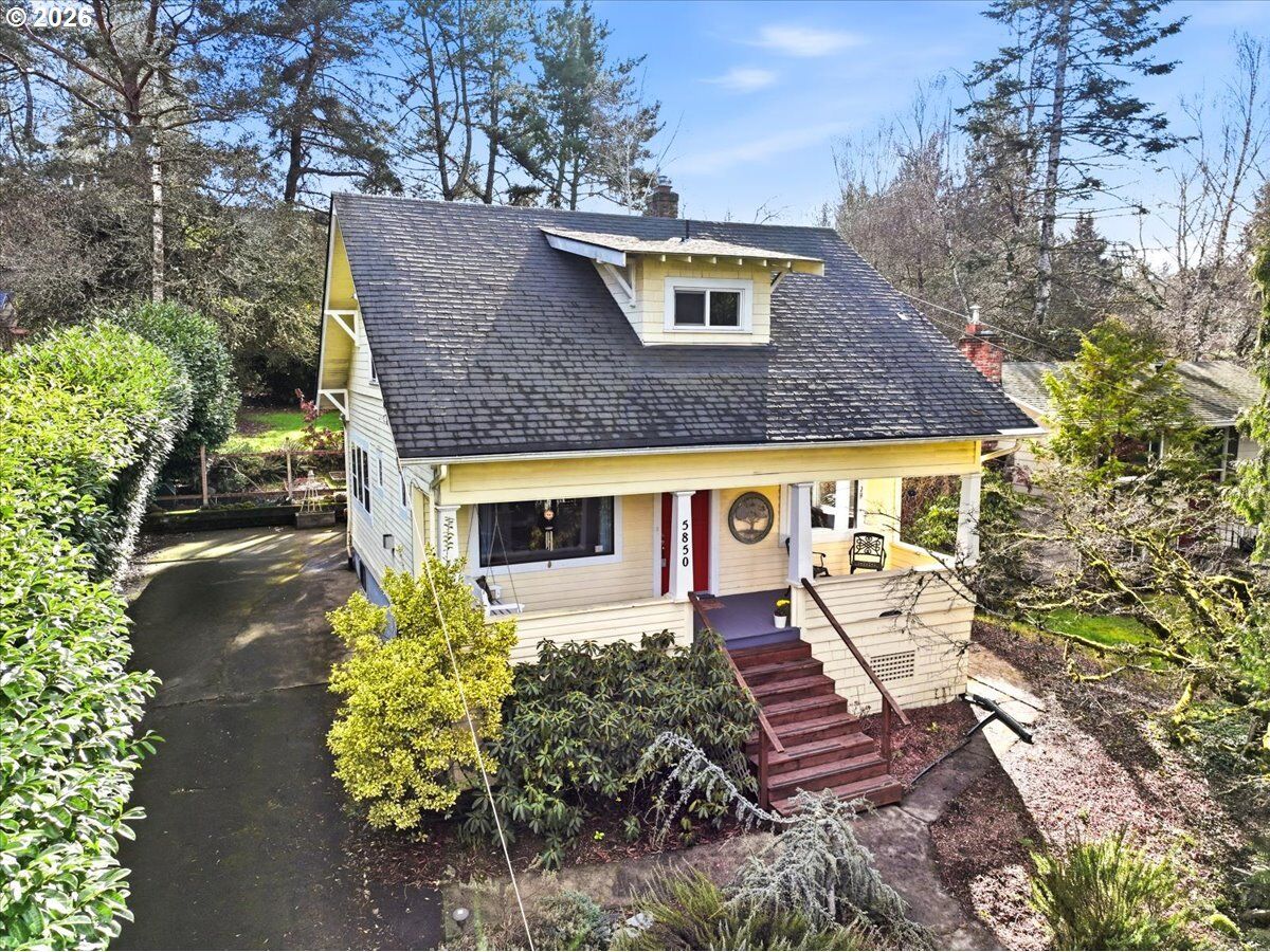 Property Photo:  5850 SW Vermont St  OR 97219 