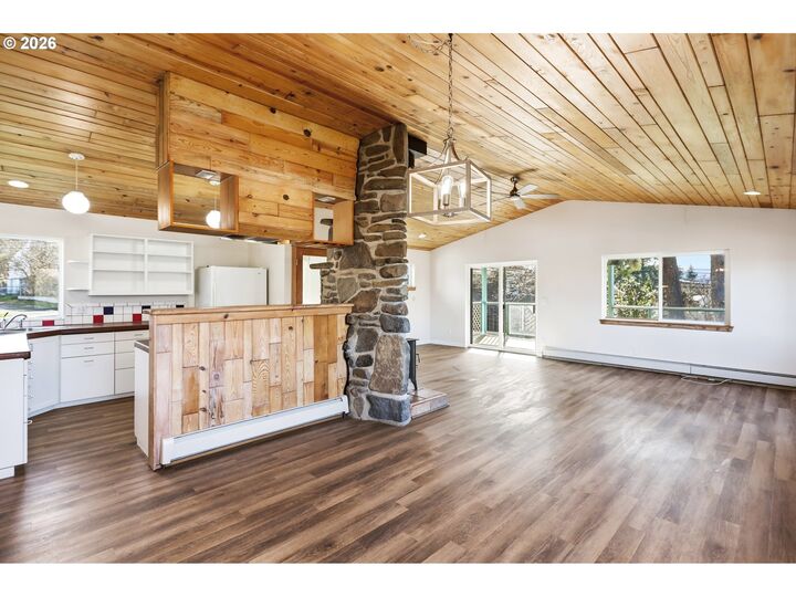 Property Photo:  1707 Bridge St  OR 97058 