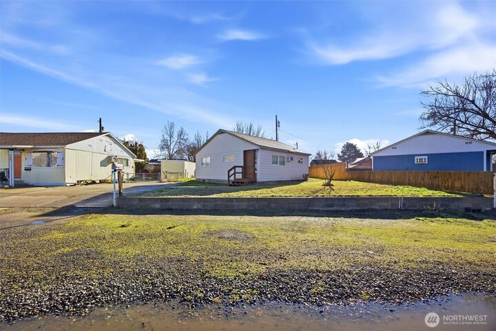 Property Photo: 406 Snow Avenue WA 99352