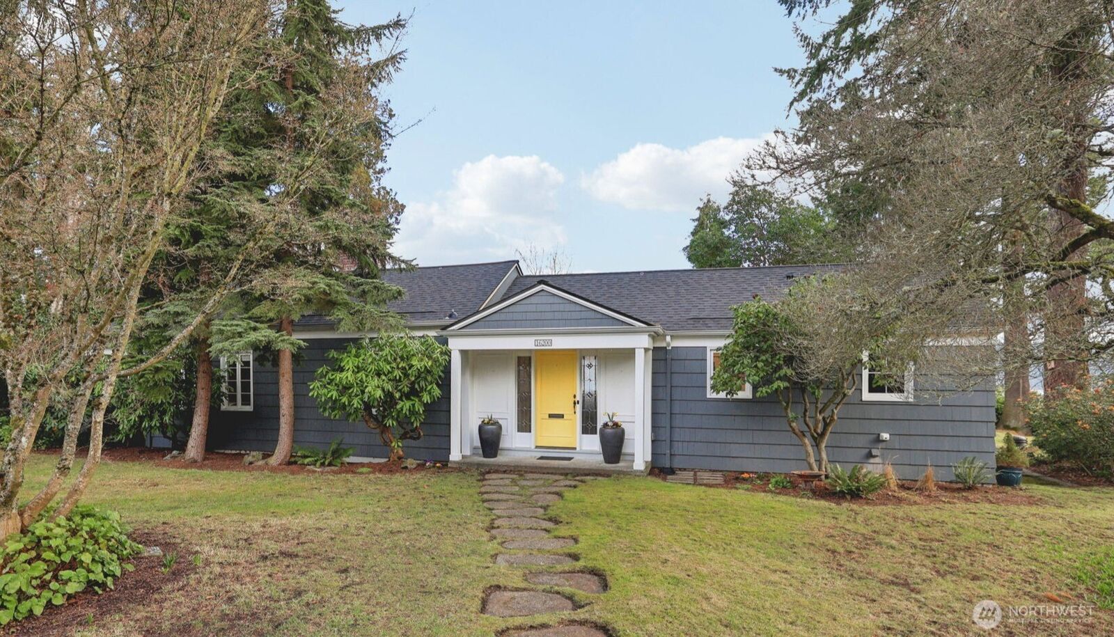 Property Photo:  16200  38th Avenue NE  WA 98155 