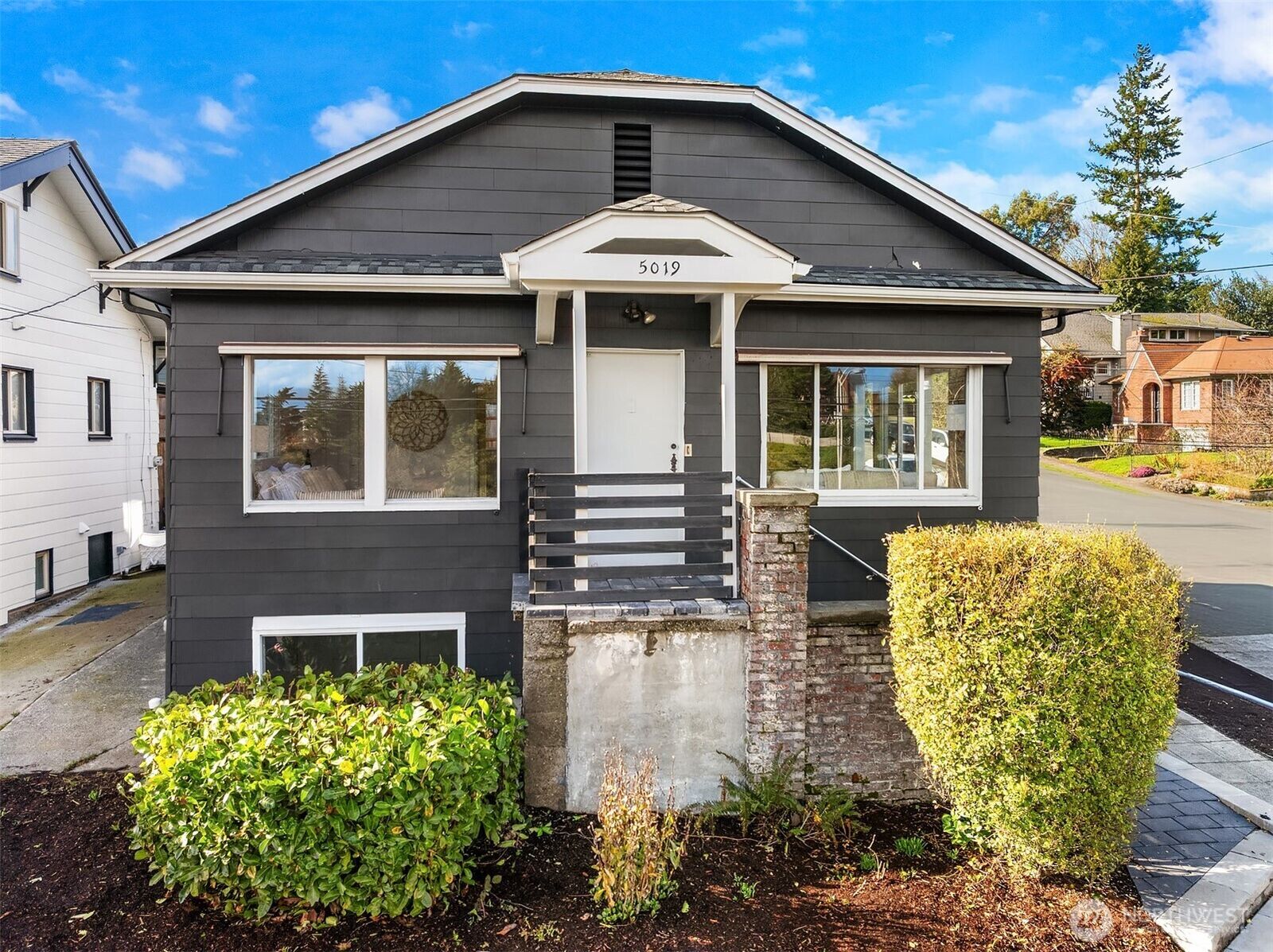 Property Photo: 5019 5th Avenue NE WA 98105
