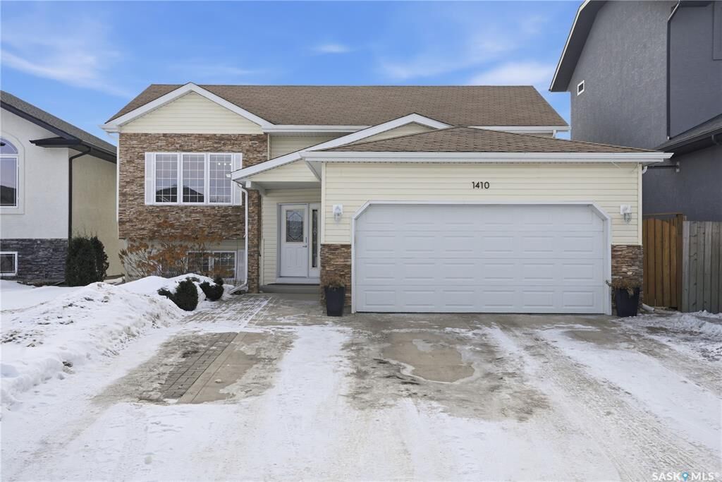 Property Photo: 1410 Paton Crescent SK S7W 0C2