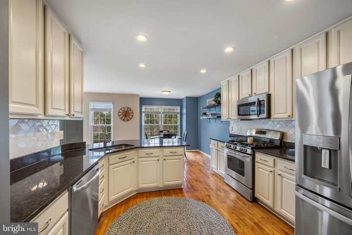 Property Photo:  20627 Glenmere Square  VA 20165 