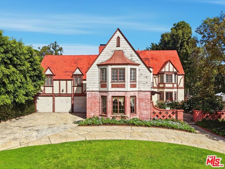 Property Photo:  1140 Benedict Canyon Dr  CA 90210 