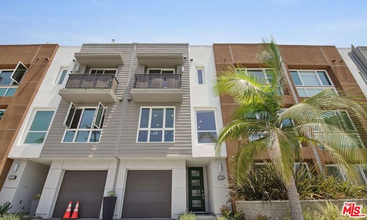 Property Photo: 1156 N Orange Dr CA 90038