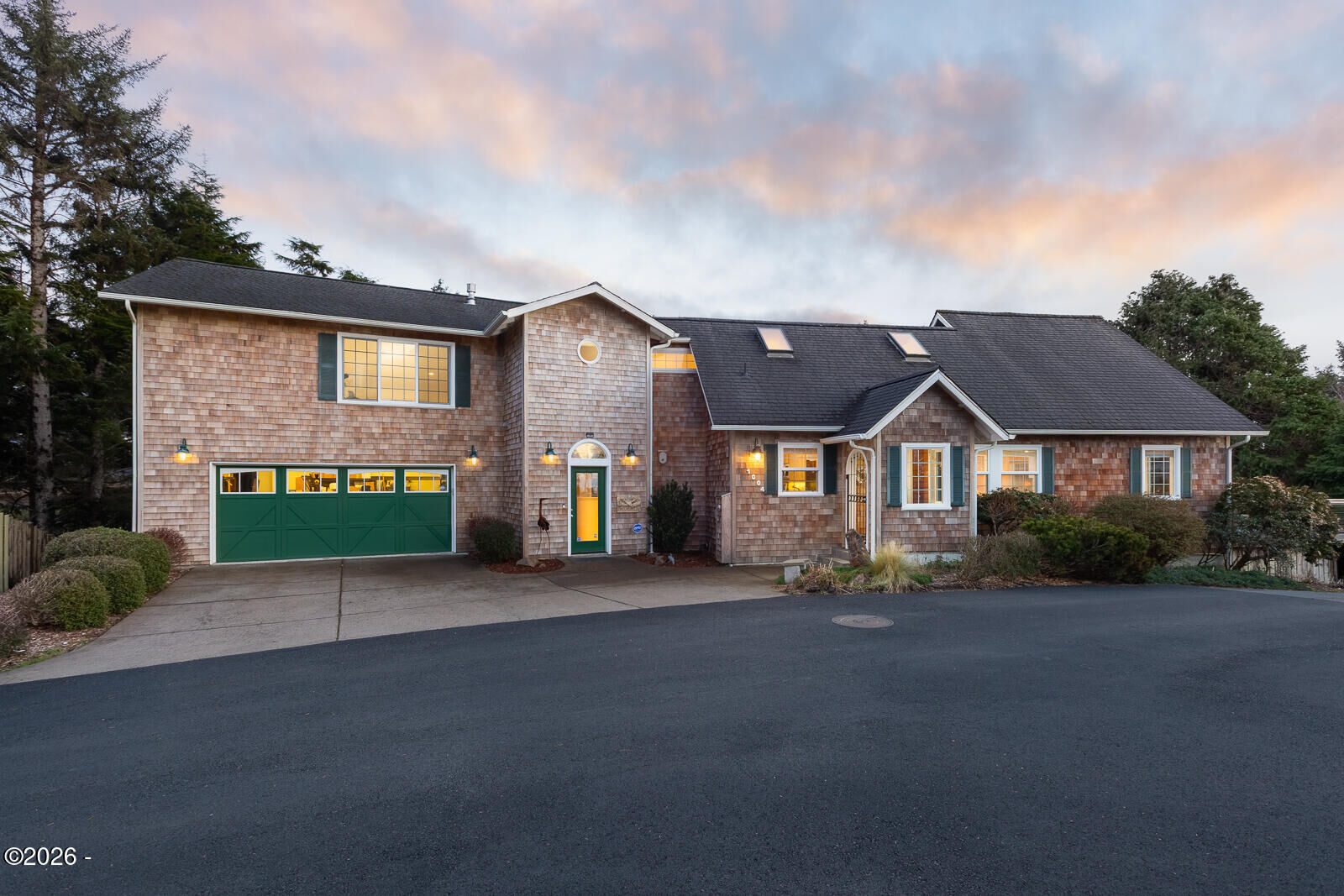 Property Photo:  1004 SW 10th Place SW  OR 97367 