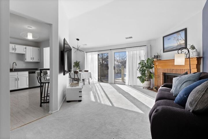 Property Photo: 1606 Stratford Court C2 IL 60090