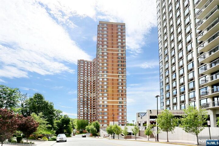 Property Photo:  100 Old Palisade Road 1013  NJ 07024 