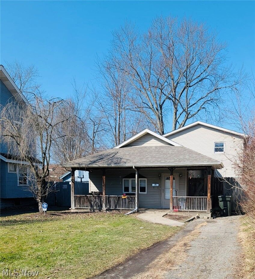 Property Photo: 852 Kenilworth Avenue SE OH 44484