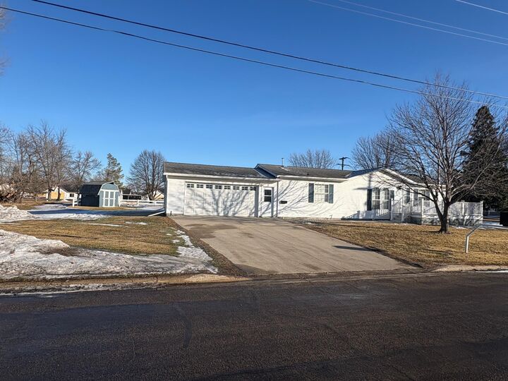 Property Photo:  800 Montana  MN 56215 