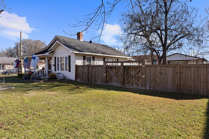 Property Photo:  217 N Montgomery Street  TX 75644 