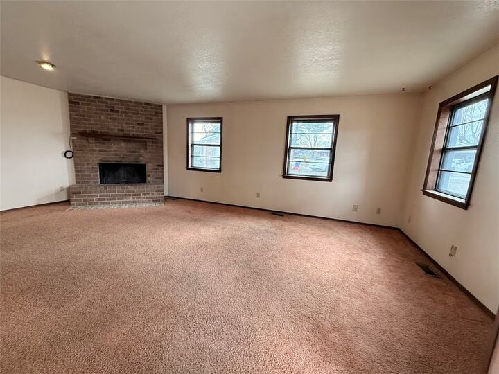 Property Photo:  801 S Oak Hill Street  AR 72761 