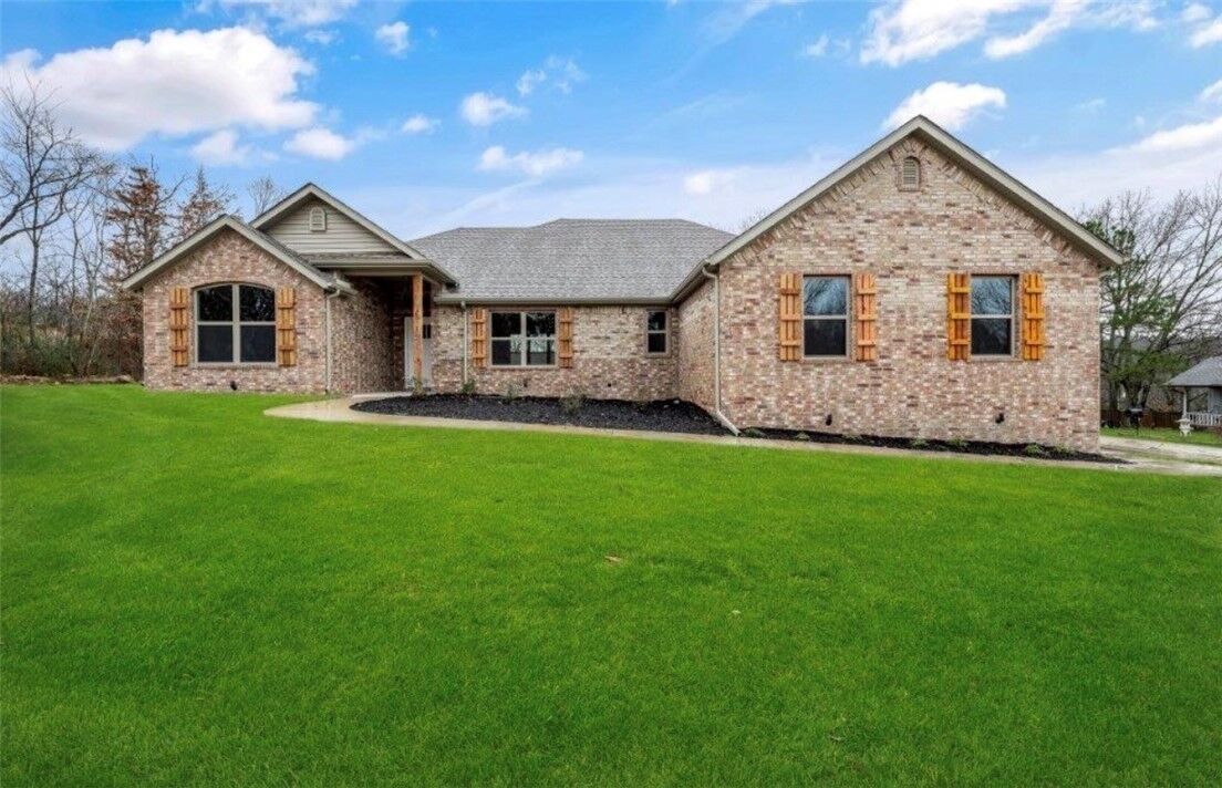 Property Photo:  1 Pendeen Lane  AR 72714 