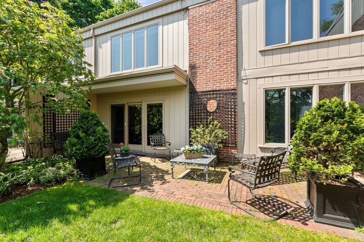 Property Photo:  17 Fairgreen Place 17  MA 02467 