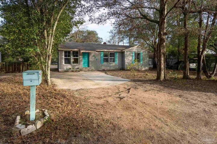 Property Photo: 409 Frisco Rd FL 32507