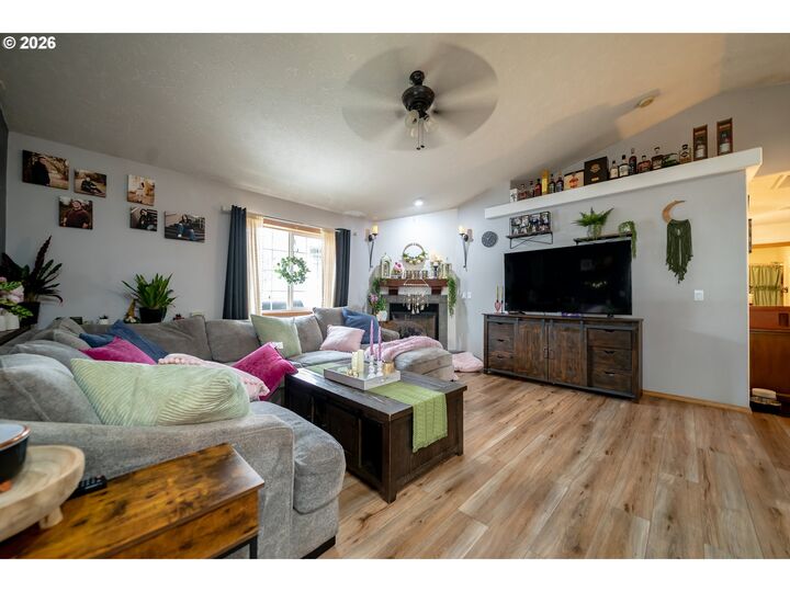 Property Photo:  1137 SE 2nd Ave  OR 97360 