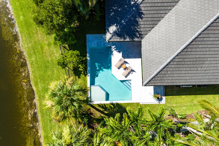 Property Photo: 2800 Twin Oaks Way FL 33414