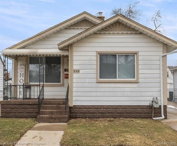 Property Photo:  960 White Avenue  MI 48146 