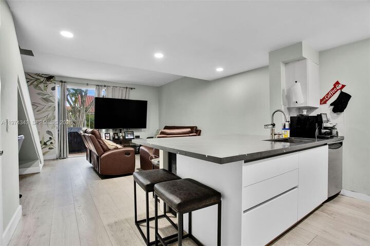 Property Photo:  850 Sorrento Dr 1  FL 33326 