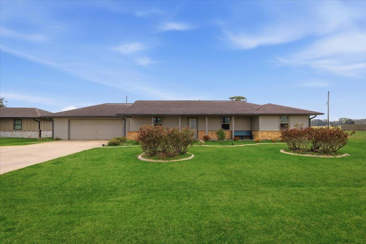 Property Photo: 15219 Cliff St TX 77622