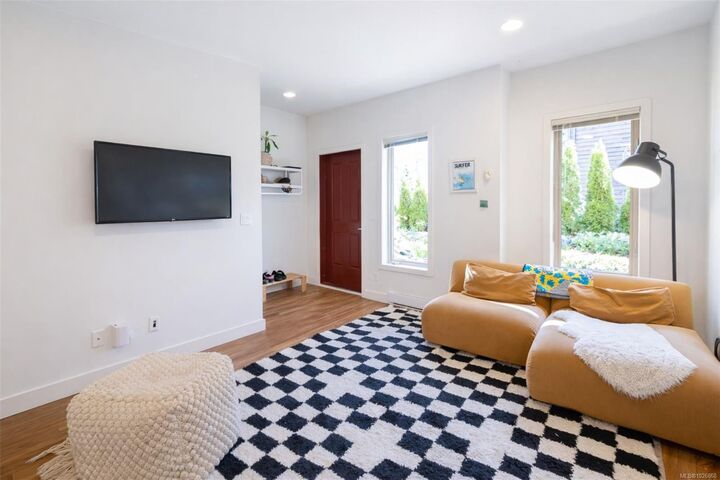 Property Photo: 605 Gibson St 102 BC V0R 2Z0