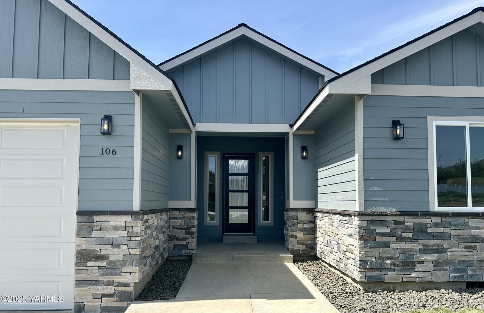 Property Photo:  106 Vineyard View Ln  WA 98901 