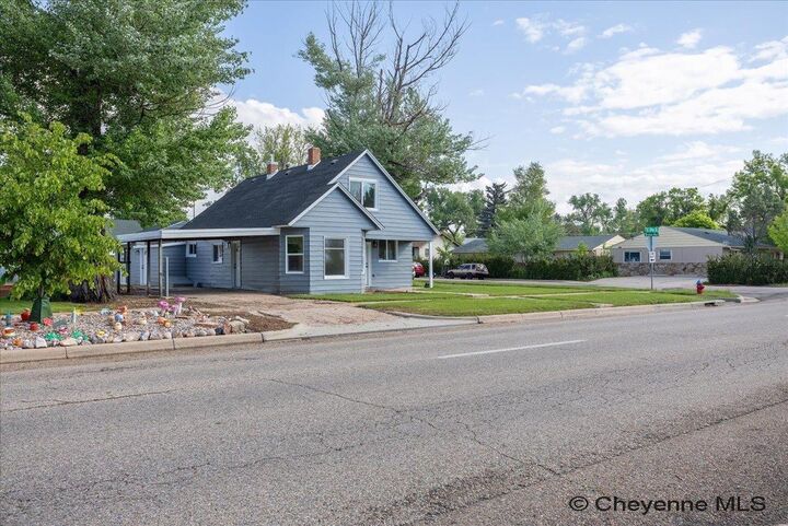 Property Photo: 1018 E 20th St WY 82001