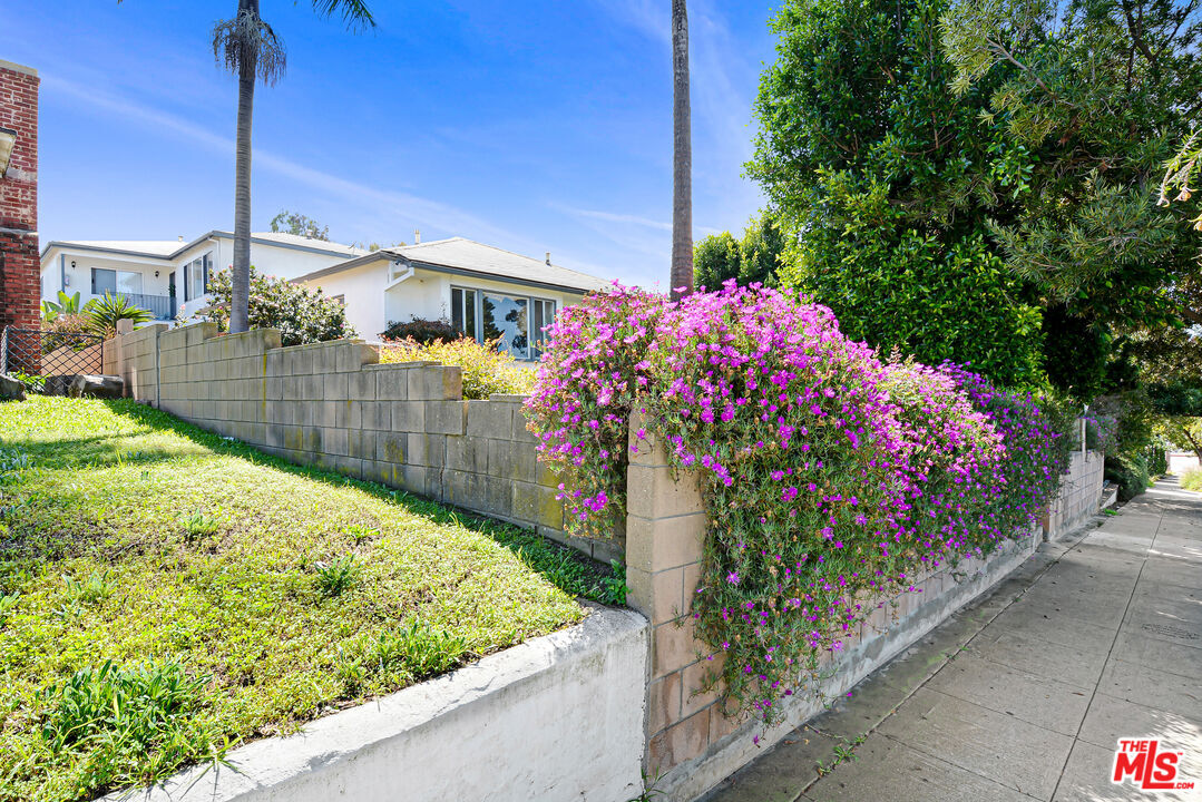 Property Photo:  830 Hill St  CA 90405 