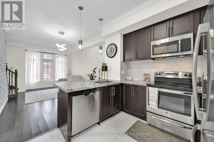 Property Photo:  3077 Cawthra Road 18  ON L5A 2X4 