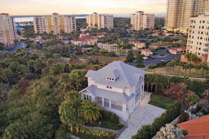 Property Photo:  2142 Villa Way  FL 32169 