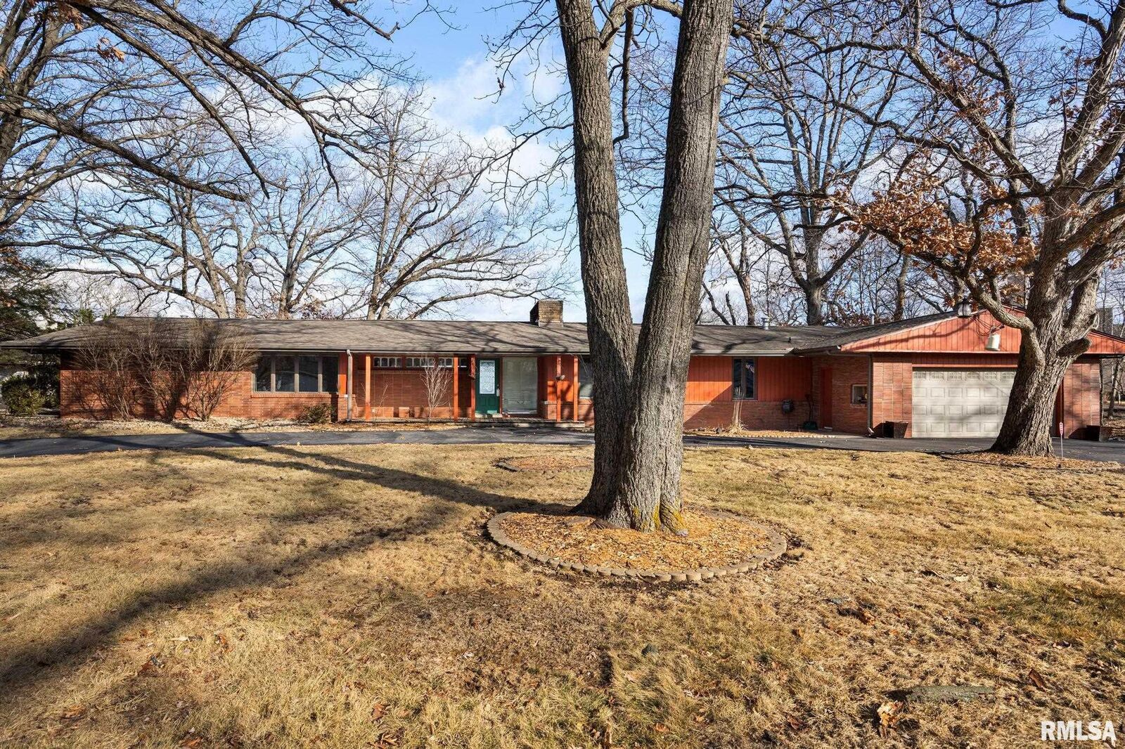 Property Photo:  204 W Detweiller Drive  IL 61615 