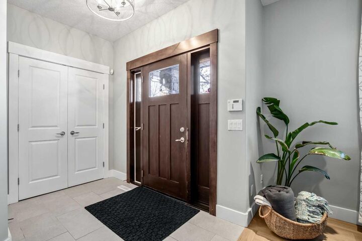 Property Photo:  3040 28 Street SW  AB T3E 2J5 