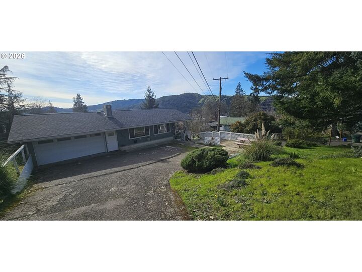 Property Photo:  1123 SE Hawthorne Dr  OR 97470 