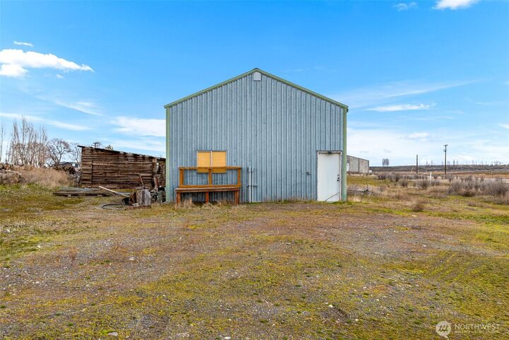 Property Photo:  5099  E Road NW  WA 98823 