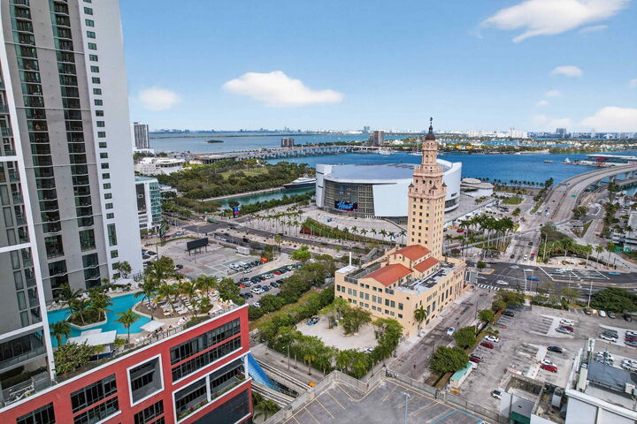 Property Photo:  159 NE 6th Street 3905  FL 33132 