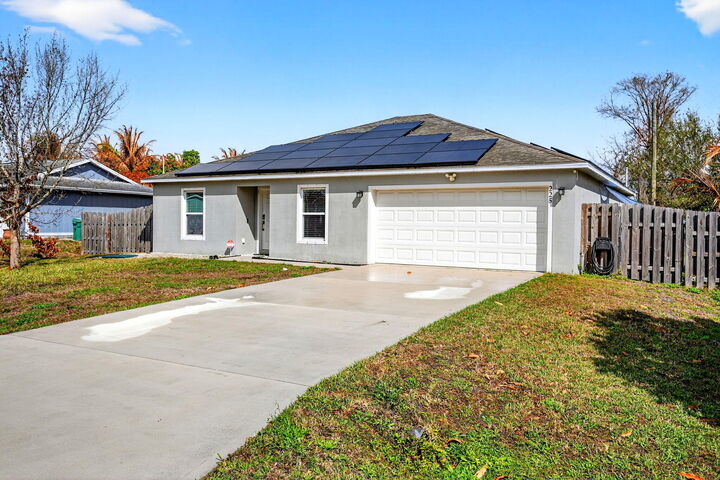 Property Photo:  225 SW Statler Avenue  FL 34984 
