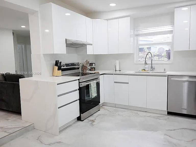 Property Photo:  1649 NE 8th Ave  FL 33305 