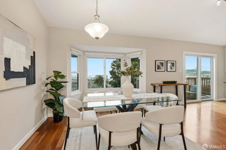 Property Photo:  35 Whitecliff Way  CA 94124 