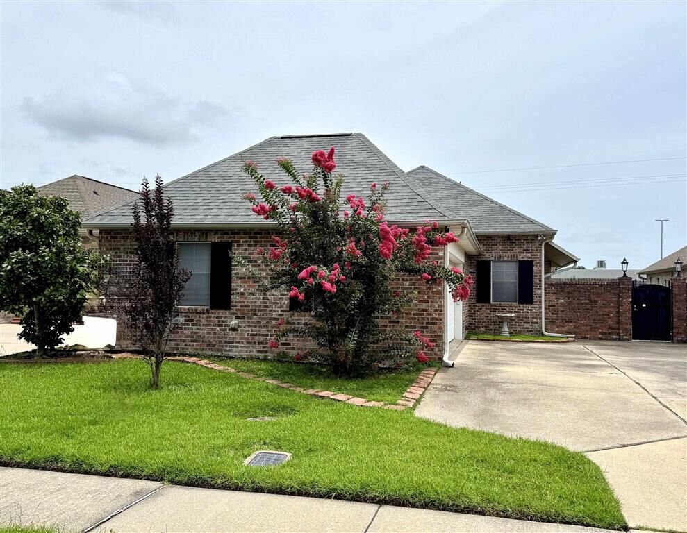 Property Photo: 203 Pecanwood Drive LA 70605